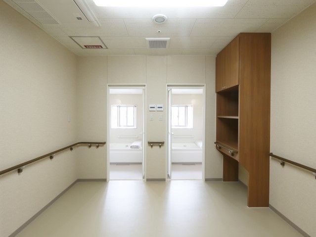 広いスペースを設けており、空調も完備している。壁には手すりが付いており、安全に浴室まで行くことができる。