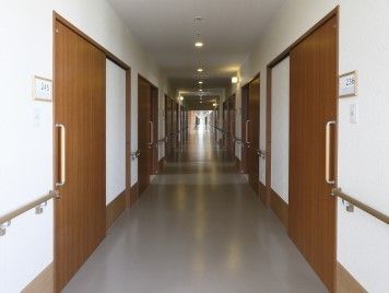 清掃が行き届いており遠くまで見渡すことができる。通路が広く手すりも付いており、安全に通行することができる。