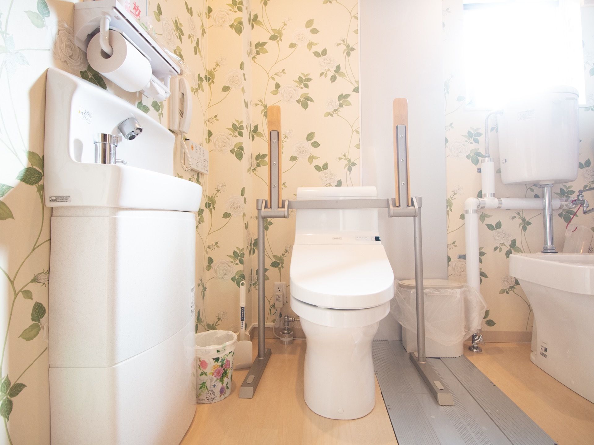 多目的トイレに設置された洗面台は人感センサー付きで、手をかざして簡単に利用できる。便器には温水洗浄便座がついている。