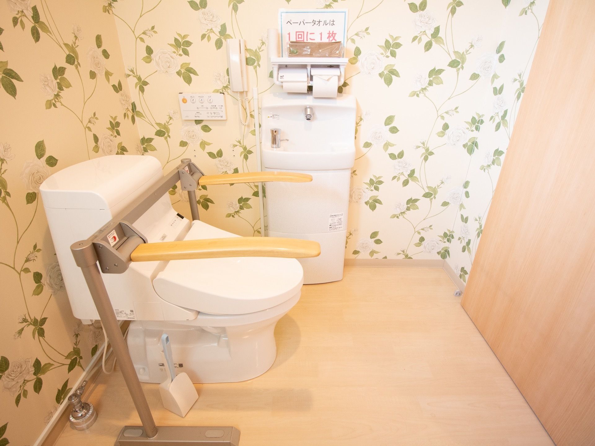 トイレは奥行きがあり、ゆったりとスペースが設けている。洗面台の上のにはペーパータオルが用意されている。