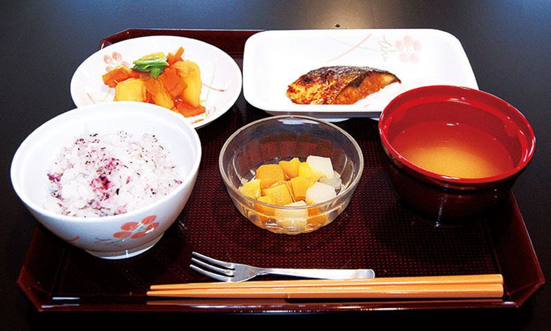 焼き魚と肉じゃが、ご飯と味噌汁とフルーツポンチ