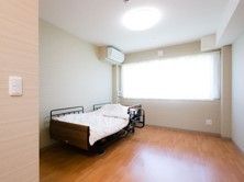横に長い窓が特徴的である。外の光が多く差し込み、室内は明るくなっている。エアコンが設置してあるため、温度調整が可能である。