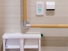 トイレの壁には緊急時を知らせる呼び出しボタンが付いている。何かあったときボタンを押すと、すぐにスタッフが駆けつける。
