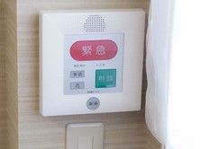 館内のいたるところに、緊急時呼び出しボタンを設置している。何かあればスタッフがすぐに入居者様のところへ駆けつける。