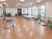 当施設の機能訓練室には多くのリハビリ器具を導入している。足の力を鍛えたり、ストレッチをしたり、自由に体を動かせる部屋である。