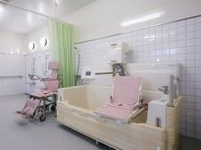当施設は機械浴槽を導入している。機械浴槽での入浴の際はスタッフがお手伝いさせていただく。カーテンで仕切られた個室空間である。