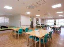 共有スペースでは、入居者様同士で机を囲んで歓談を楽しむことができる。また、イベントやレクリエーションなどをこの部屋で行うこともある。