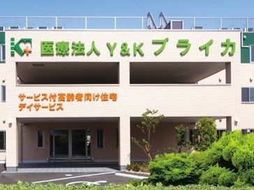駐車場周辺には、木々が植えられている。施設近くに車を停められるため、玄関までの移動距離が短く、負担が少ない。