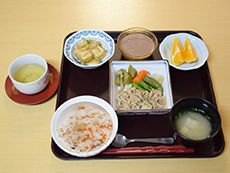 当施設の食事は旬の食材をふんだんに使った献立となっている。栄養バランスを第一に考えて作っているので、健康的で美味しく召し上がることができる。