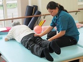 自分の力で歩行ができるように、リハビリを行っている。スタッフもマッサージなどを行い、入居者様をサポートしている。