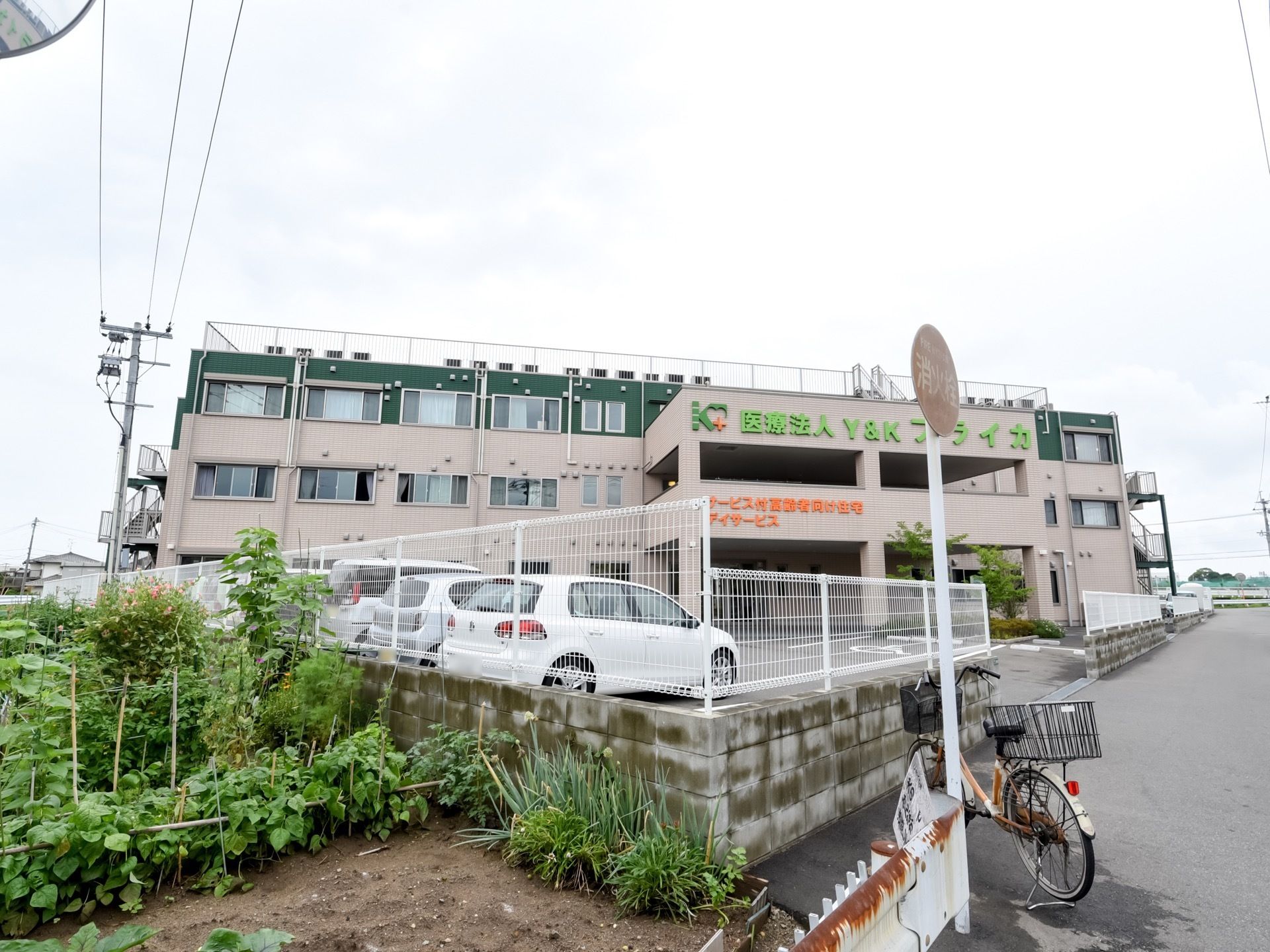 ３階建ての施設である。建物前に駐車場が設けられており、敷地はフェンスで囲まれている。外階段が設置されている。