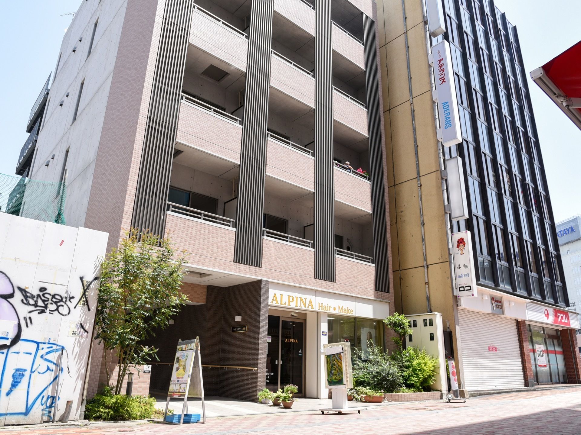 マンションタイプのサービス付き高齢者向け住宅となっている。建物の１階には美容院が入っている。隣には雑居ビルがある。