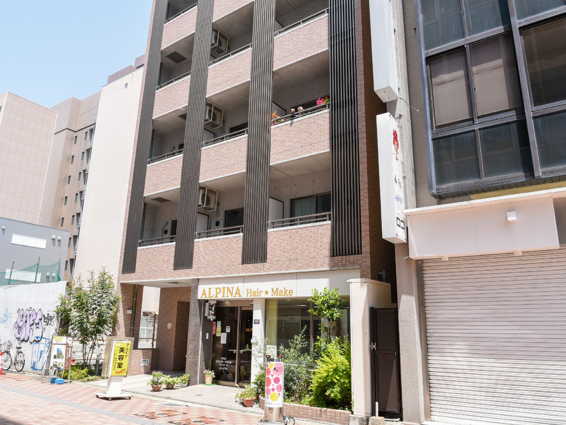 市街地に立地していて、広い歩道が目の前にある施設外観