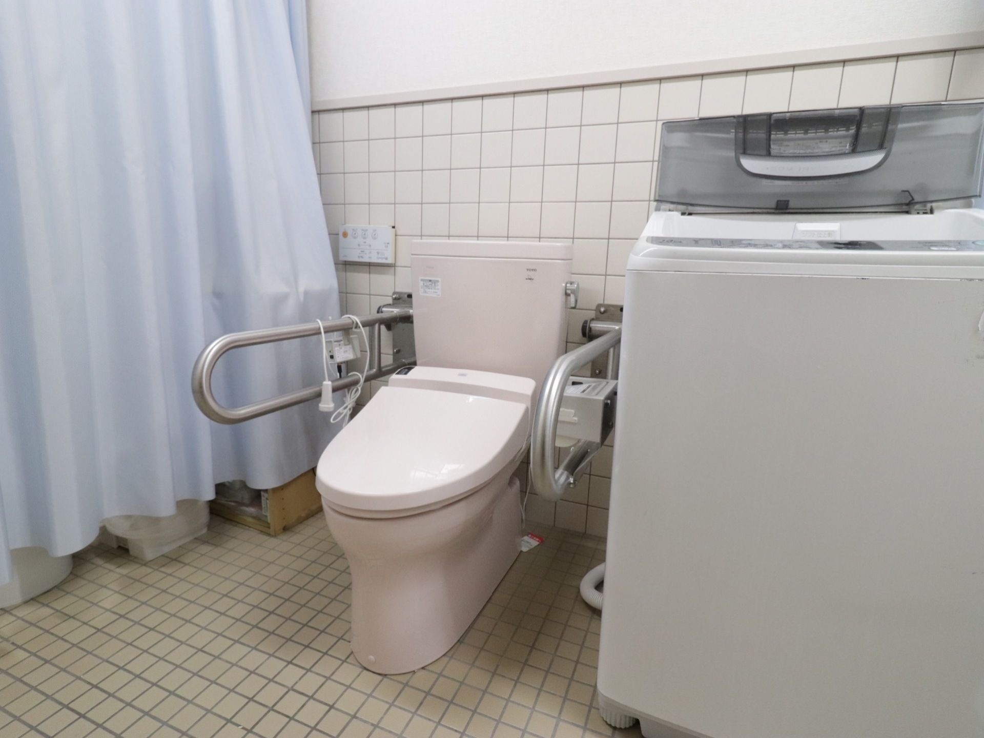 洗面所には、洗濯機が設置してある。またトイレには、手元までコードを引っ張ってきた呼び出しボタンが置いてある。