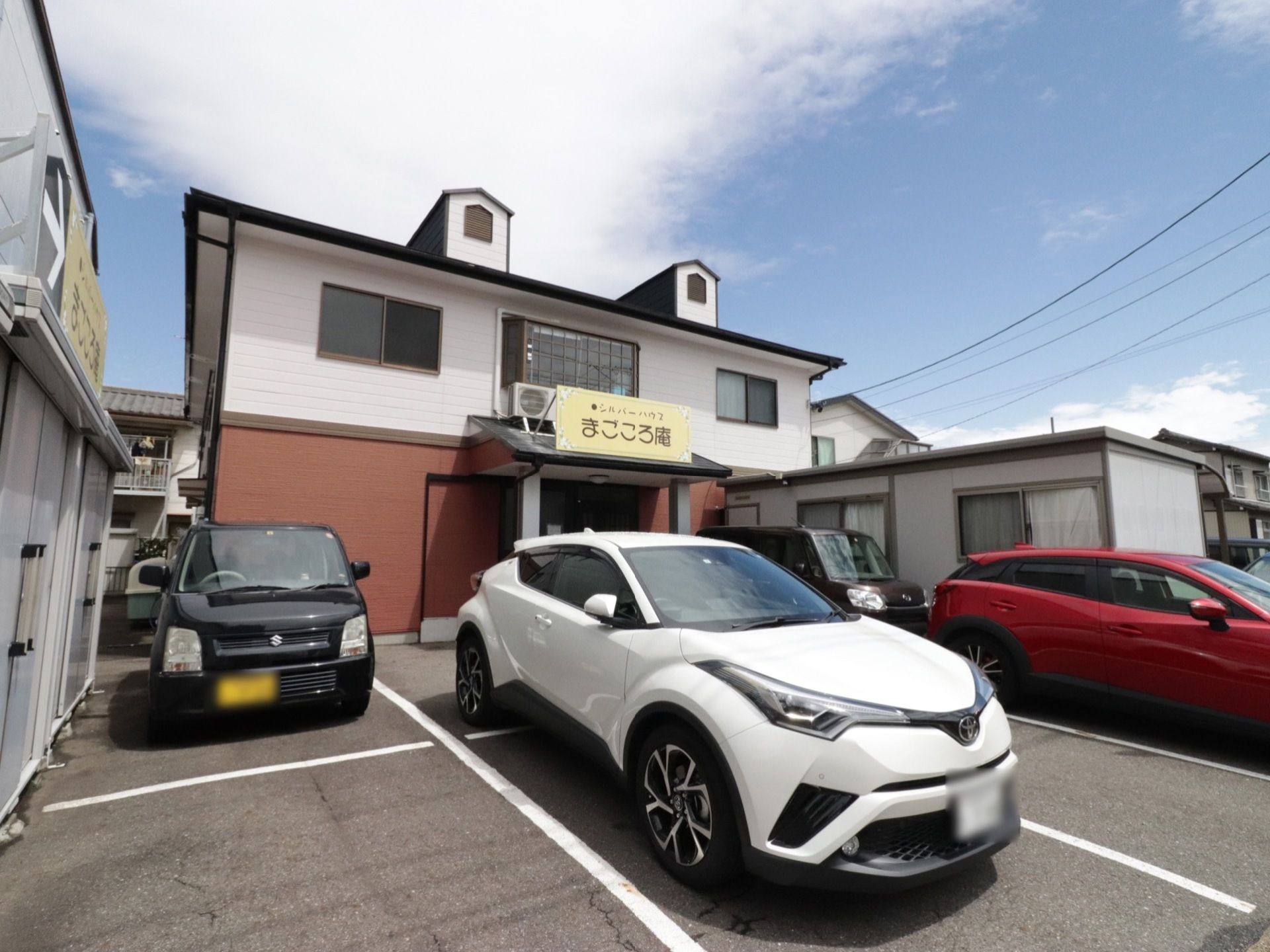 正面には駐車スペースを用意している。区画ごとに白線をひいて、駐車すべき場所がわかりやすく、決まった台数までが停められる。