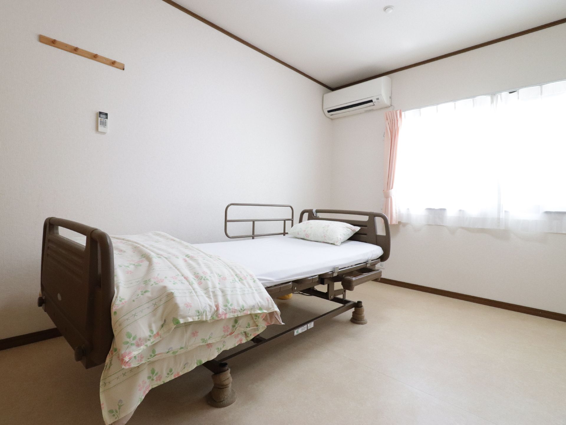 壁から少し離した状態で置かれている、居室の介護ベッド