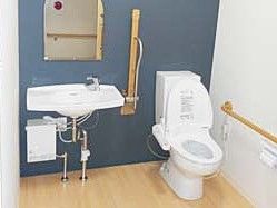 温水洗浄便座を設置しており、１年じゅう快適である。トイレと洗面台のとなりに手すりがあり、座る立つをサポートしてくれる。