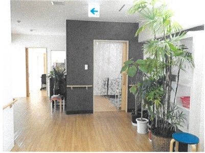自然光がたっぷりはいる、清々しい雰囲気。壁側に手すりがあるほか、ちょっと座りたいときに便利な腰掛椅子も置かれている。