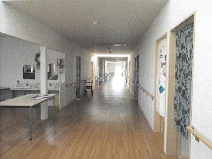 光が差し込み、明るくさわやかな空間である。バリアフリー設計で、車椅子をご利用の方も快適に行き来できる。