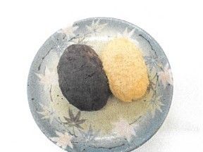 昔懐かしいおやつが提供される。本日はあんこ、きなこの味が楽しめるおはぎ。食べやすい大きさに作られている。