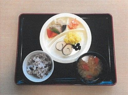 主食に主菜、副菜がバランスよく彩られている。見た目にも気を配り、入居者様の食欲をそそる食事を提供している。
