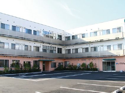 各居室にベランダを設けており、1階部分には樹木が植えられている施設外観
