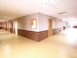 壁沿いに手すりを配置した、各居室に繋がる広々とした廊下