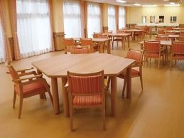 食堂全体がブラウンで統一されているため、落ち着いた雰囲気。入居者様同士が自然に顔を合わせられる六角形のテーブルが特徴的である。