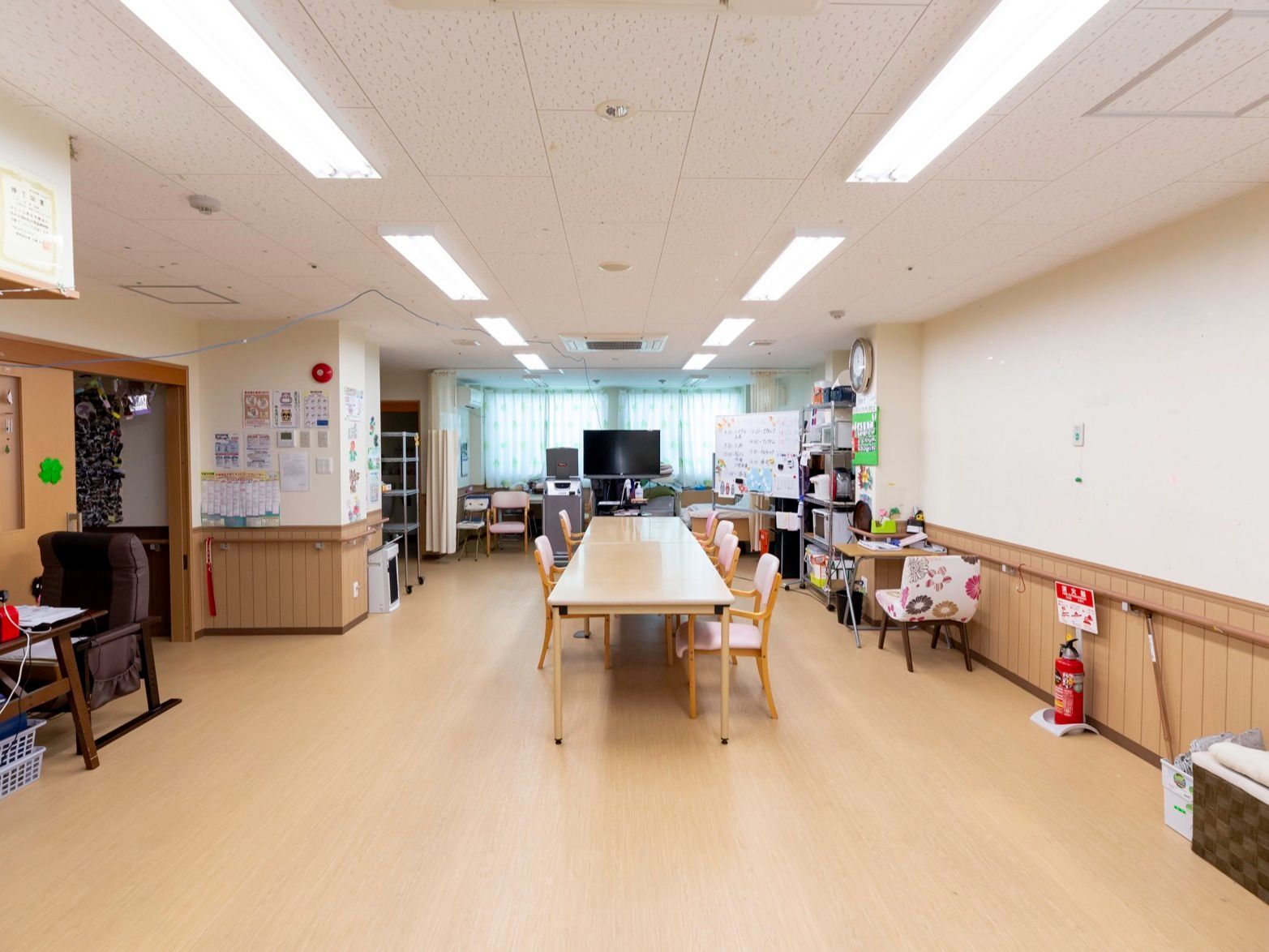 段差のないフラットな造りである。広々とした空間にテーブルと椅子、テレビなどが配置されている。手すりもある。