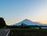 施設のまわりは田畑が広がっており、のどかな風景である。遠くには高い山を見渡すことができ、心癒される雰囲気がただよう。