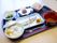 トレーにお箸とフォークがセットされている。今日の食事は混ぜご飯とお魚、お味噌汁など。料理数が豊富である。