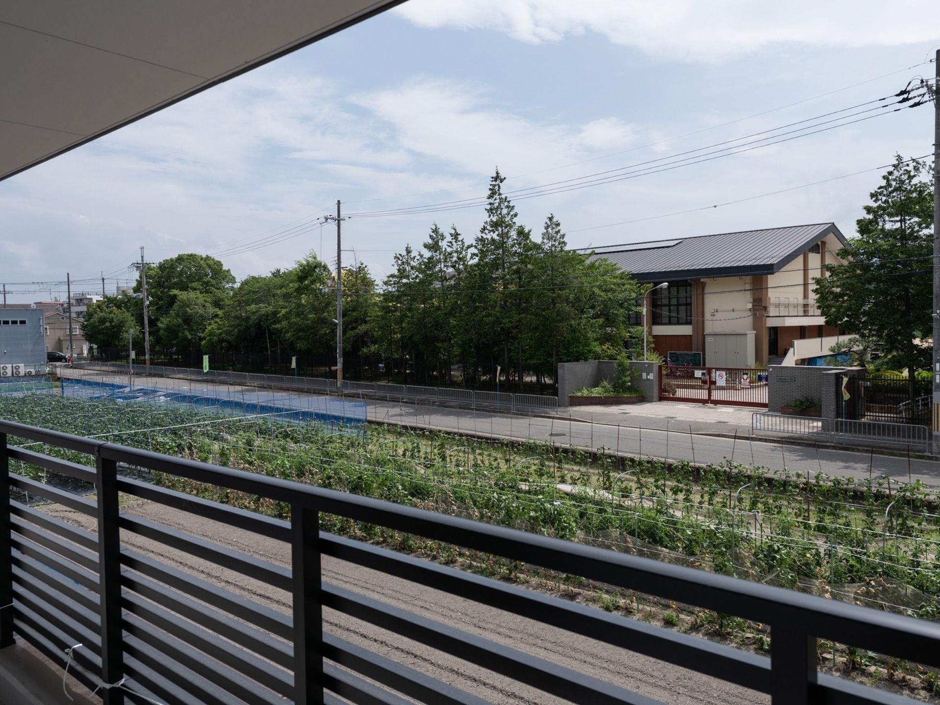 施設のベランダからは外の景色を楽しむことができる。高い建物がなく、木々などの自然も見える。風を感じながら気分転換ができる。