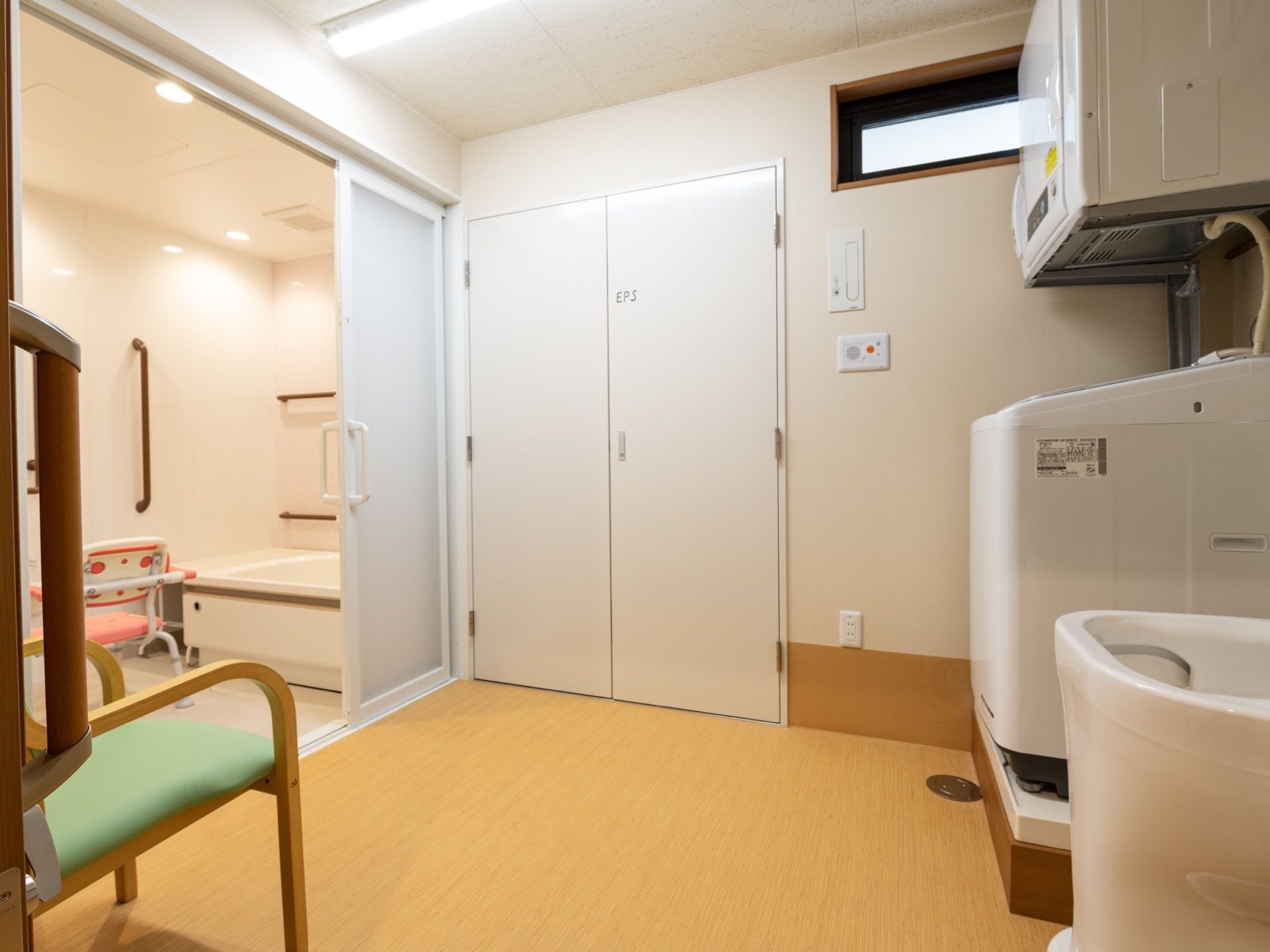 広々としたスペースがある清潔感のあるランドリーである。入居者様のタイミングで、自由に洗濯をすることができる。