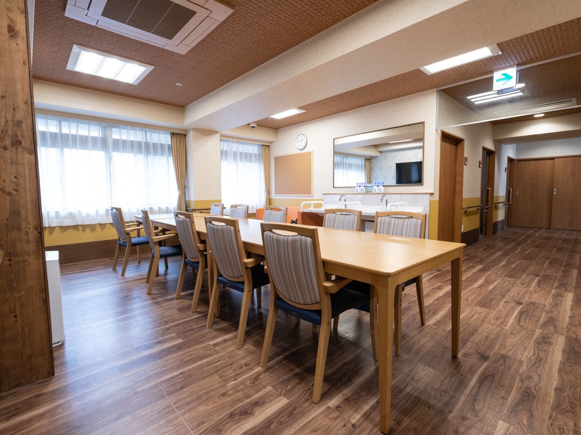 窓から外の光が入る明るく広いスペースである。天井に埋め込み式のエアコンを設置しており、快適に過ごすことができる。