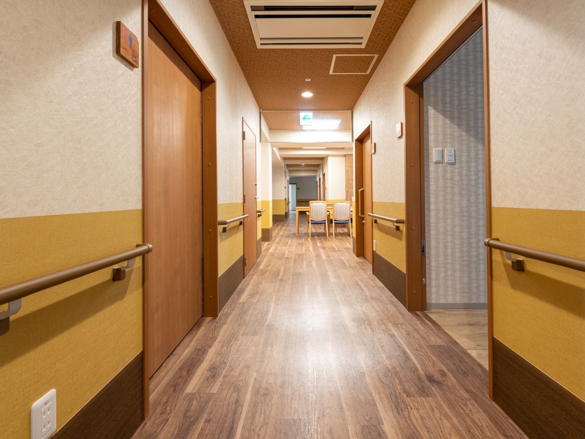 車椅子をご利用の方同士がすれ違うことができる幅を確保した広い廊下になっており、余裕を持って移動することができる。