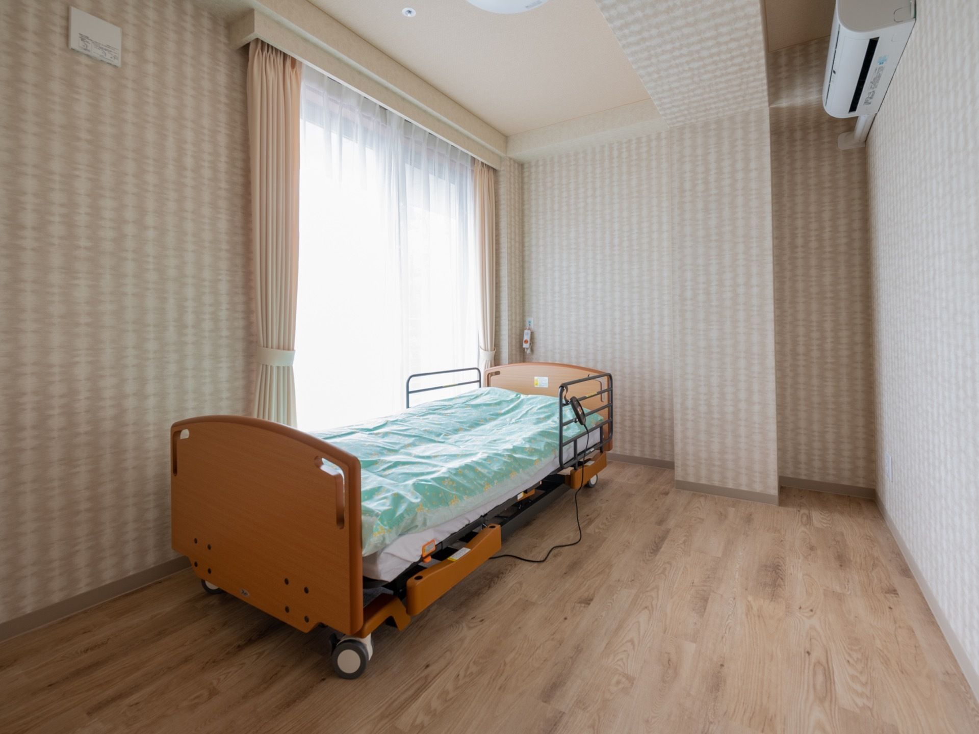 落ち着いた雰囲気で、窓がある明るい居室である。エアコンを設置しており、１年を通して快適に過ごすことができる。