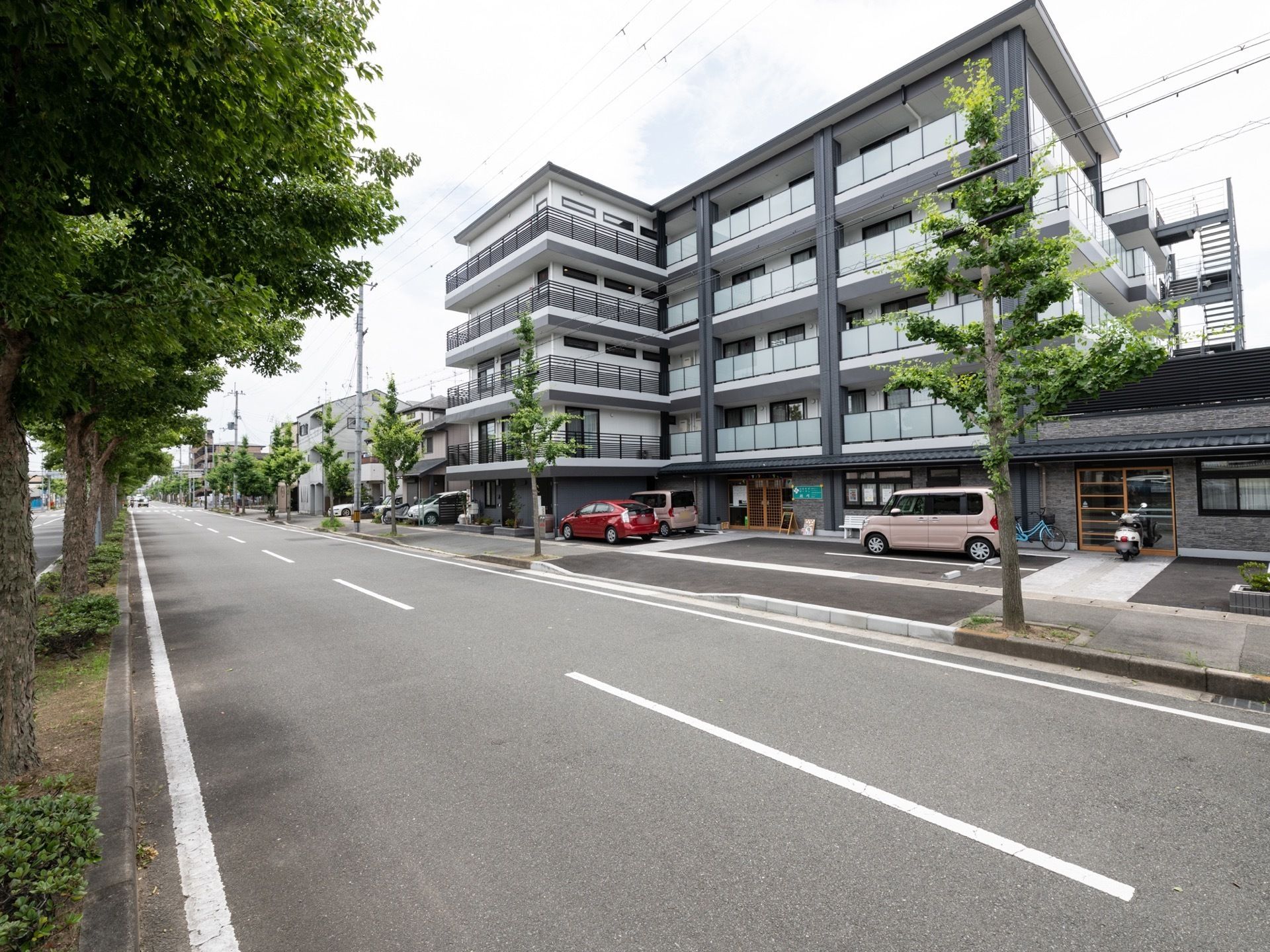 施設はグレーを基調とした外壁の５階建ての建物である。施設の前には広い幅のある歩道があり、歩行する際も安全である。