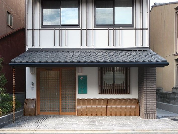 格子のデザインの自動扉を設けた、和モダンな外観の施設