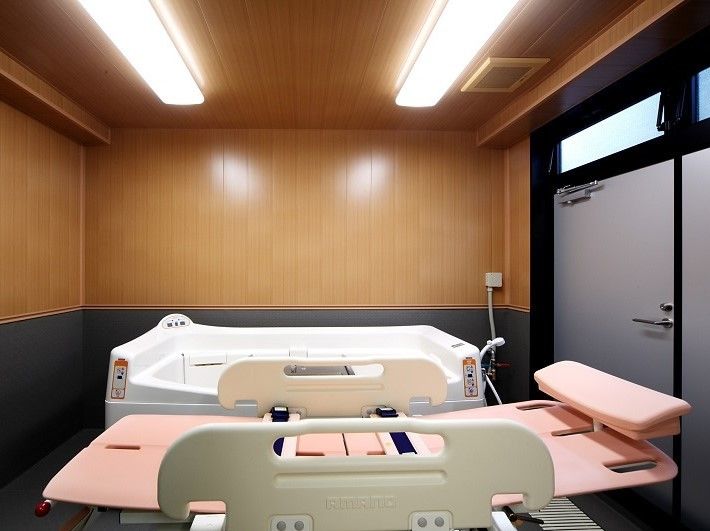 浴室には、寝た状態での入浴が可能な機械浴が導入されている。入居者様のお体の状態に合わせて、ご入浴のサポートを行っている。