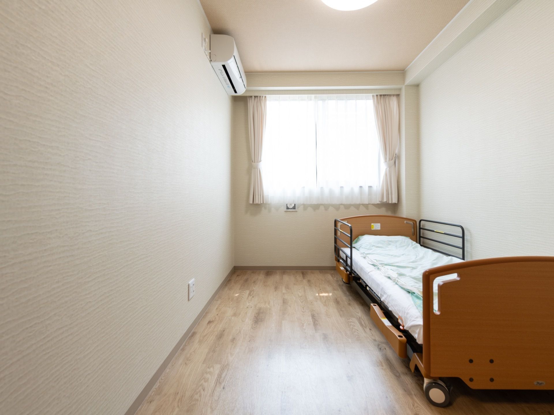 居室には介護ベッドが置かれている。エアコンも完備されているので、いつでも快適な室温で過ごすことができる。