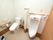 洋式便器と男性用小便器が設置されている多目的トイレである。壁に可動式と水平型手すりが取り付けられている。