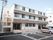 地上３階建ての建物で、すぐ正面に駐車場がある。１階部分には大きな掃き出し窓があり、そこから荷物を搬入・搬出することもできる。