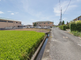 田園風景が広がる施設外観