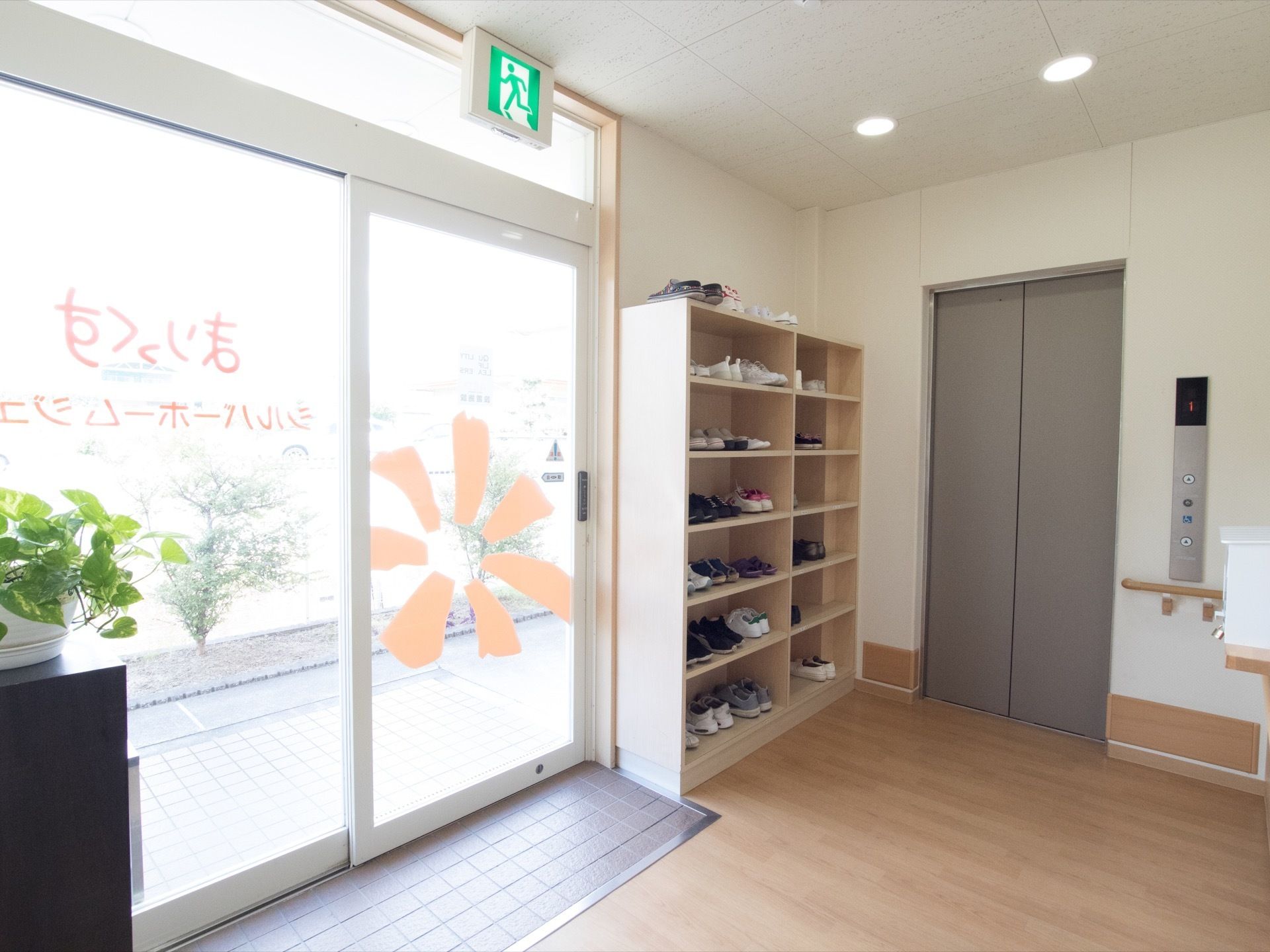 入ってすぐ左側に大きな下駄箱が設置されている。安全面を考慮して、壁には歩行補助のための手すりが取りつけられている。