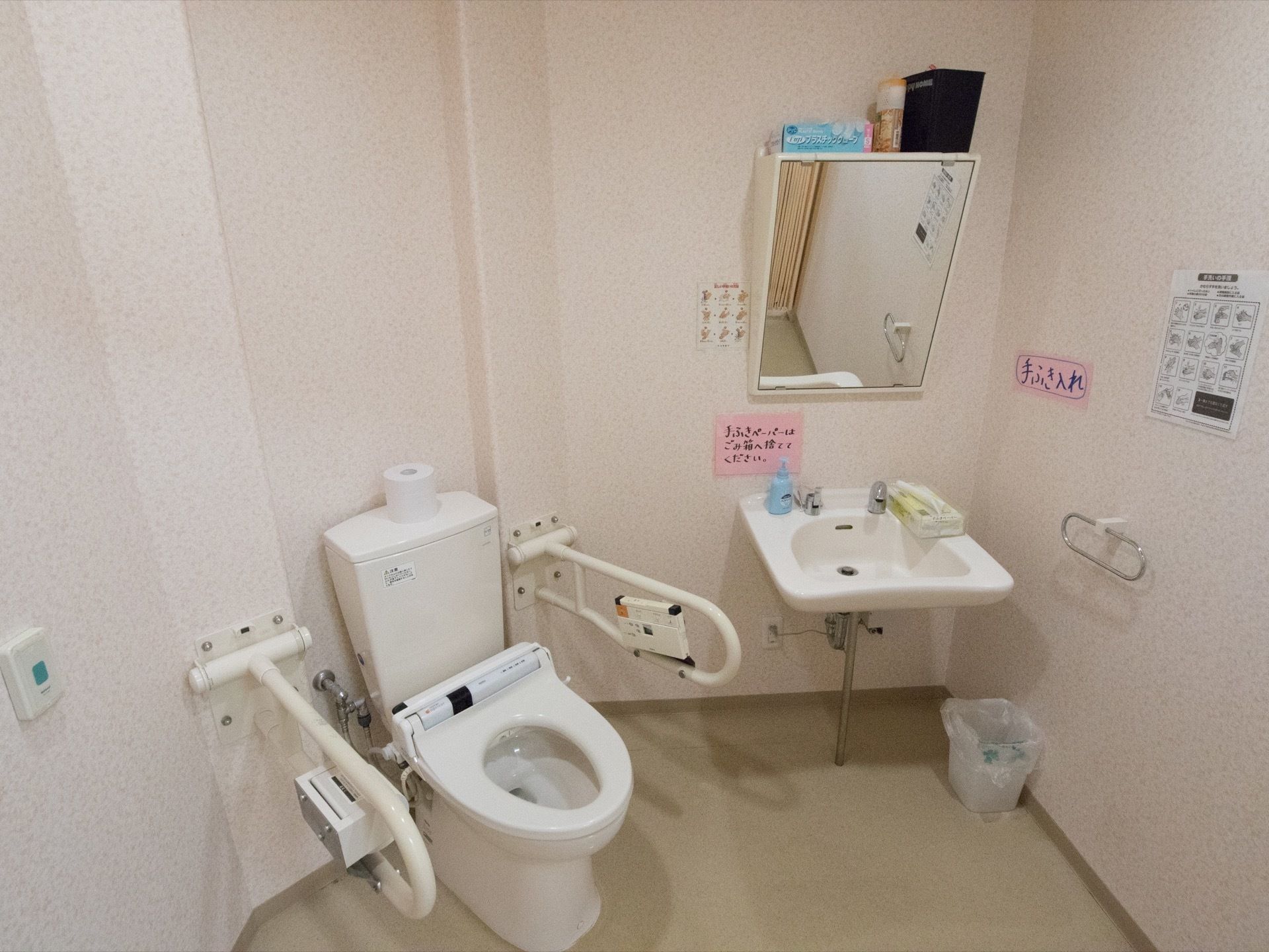 白を基調にした清潔な空間に、温水洗浄便座とカウンター式の手洗いがが設置されている。衛生面を考慮してペーパータオルが置かれている。
