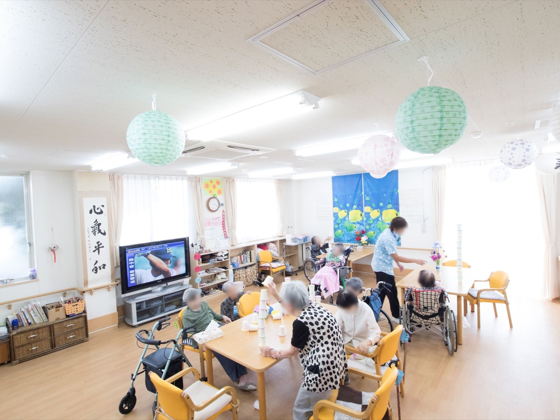 広々としたフロアの壁に涼しげな色合いのタペストリーが飾ってある。天井からは紙製のぼんぼりが吊り下げられている。