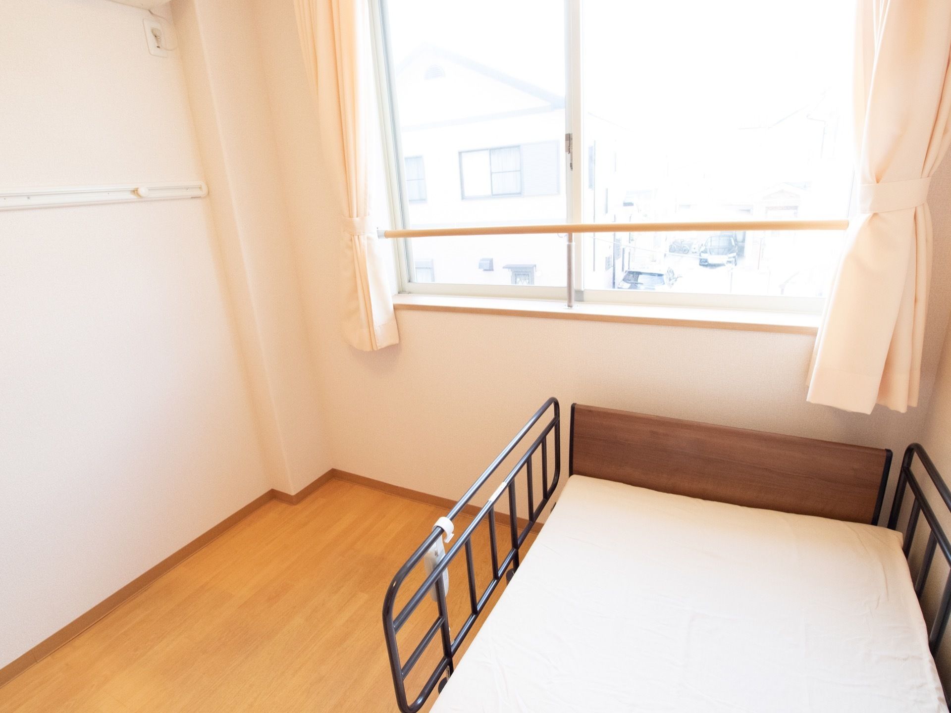 居室はプライバシーが守られた個室である。大きな窓を設置しており、外の景色を楽しみながら過ごすことができる。