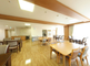 広々とした明るい食堂の様子