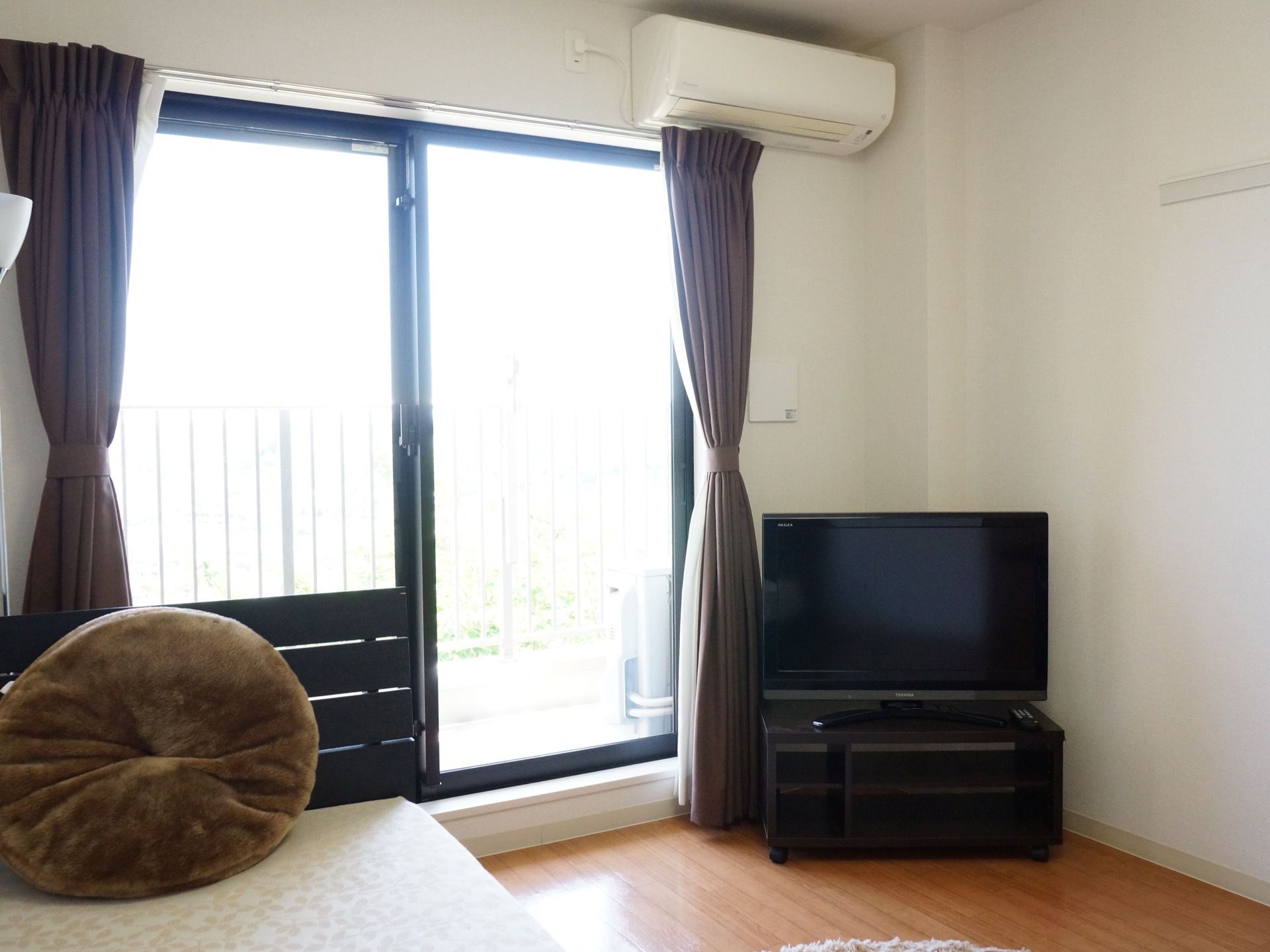 ベランダ付きタイプの居室もある。窓から光が入るため、とても明るい空間である。外の空気を感じながらのんびりと過ごせる。