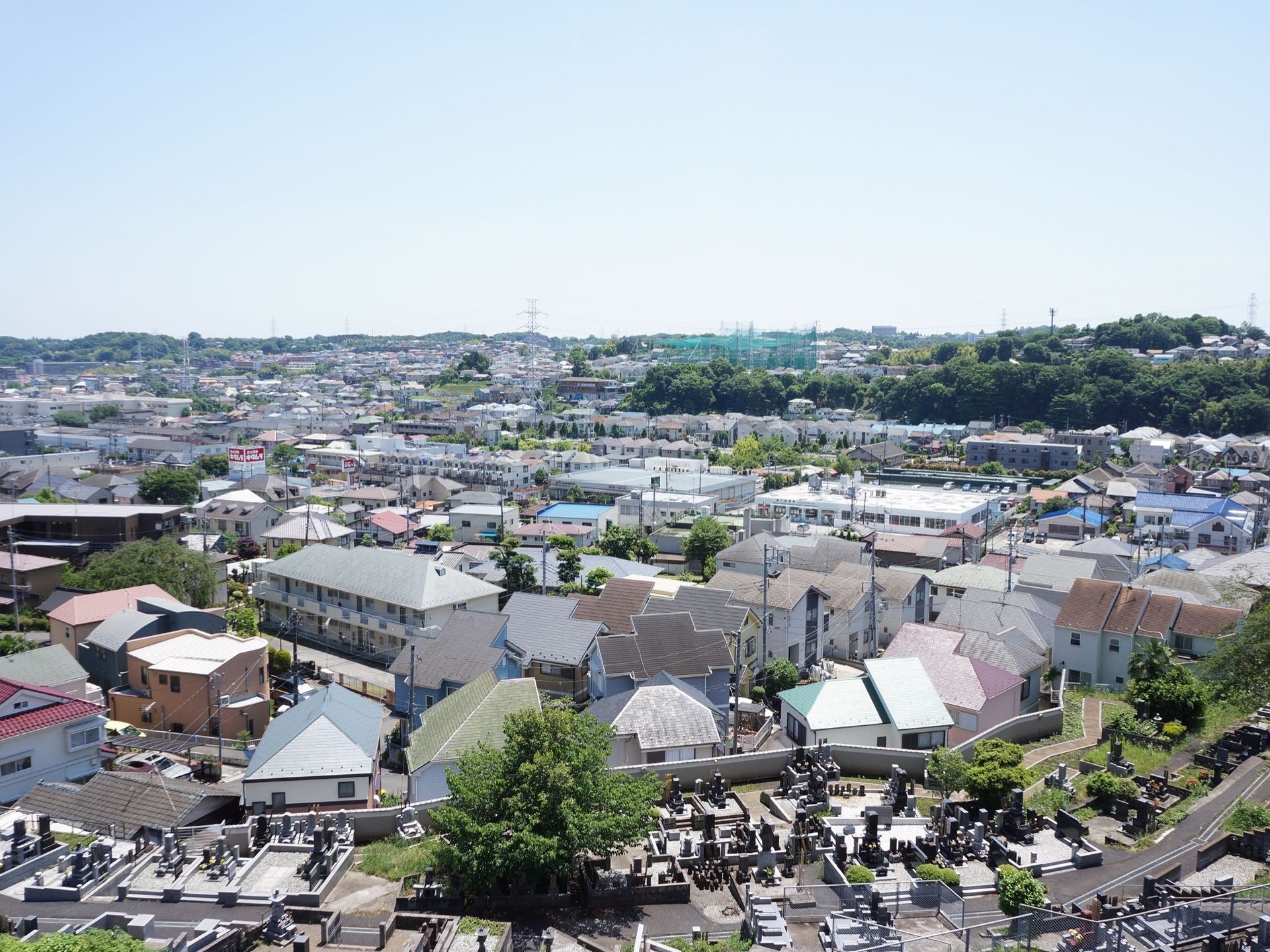 施設は高台に位置している。ベランダなどからの景色は眺めが良く、広い街並みと自然を感じることができる。心地よく過ごせる。